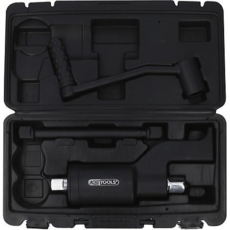 Schwarzer Werkzeugkoffer, geöffnet. Enthält diverse Werkzeuge für KFZ-Technik, wie z.B. eine Knarre.